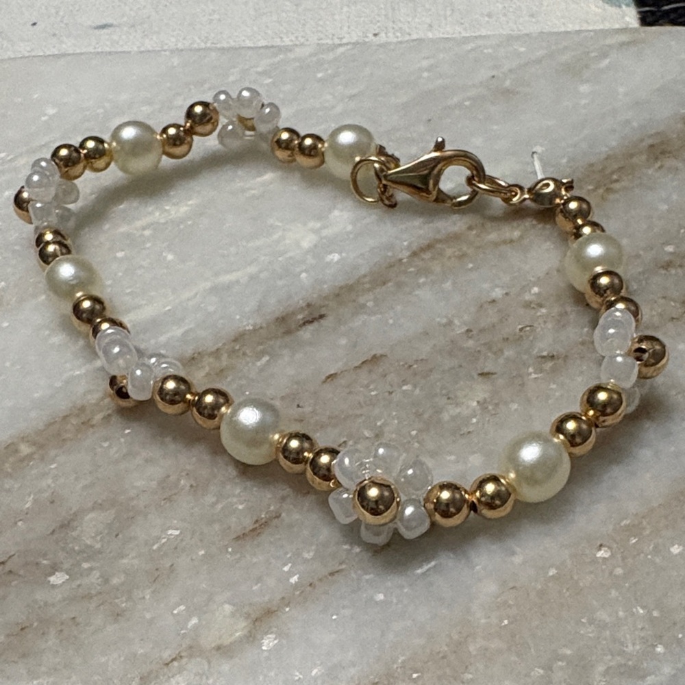 Handmade Chic Gold and Pearl Beaded Daisy Bracelet